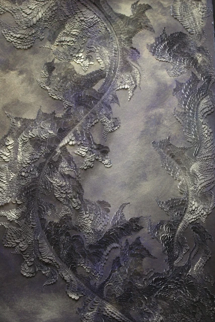 Portfolio Bas-relief papier incisé de la série "Échos des Abysses", représentant une forme de serpent sous-marin ou de courant. Couleurs violet profond et pigment or doré. L'œuvre évoque les profondeurs lumineuses des abysses. peint et sculpté par l'artiste Vanessa Campos