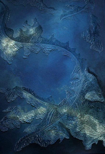 Portfolio Bas-relief en papier incisé de la série "Échos des Abysses", caractérisé par un bleu outremer intense. L'œuvre capte une forme ondulatoire serpentaire, où la lumière est sculptée par l'or, soulignant le mouvement et l'énergie latente des fonds marins. peint et sculpté par l'artiste Vanessa Campos