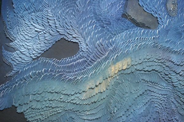Accueil Peinture sculptée sur papier incisé en nuances de bleu abyssal et or. L'œuvre évoque les profondeurs de l'océan, contrastant la richesse de la feuille d'or avec l'obscurité des abysses, affirmant le volume organique. Bas-reliefs papier incisé réalisé par l'artiste Vanessa Campos