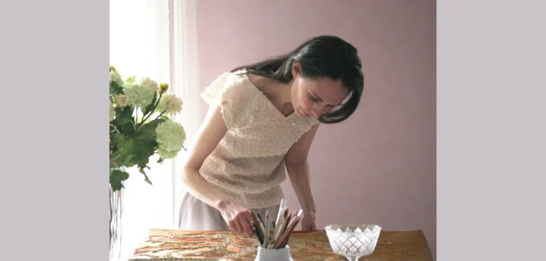 Éloge du Geste : Inciser le papier, accueillir la lumière vanessa campos artiste bas relief papier atelier